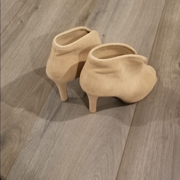 Beautiful open toe tan booties - Picture 2 of 4